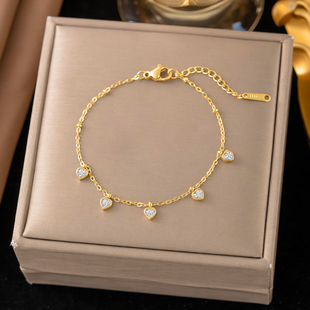 Pulsera dorada con dijes de corazones