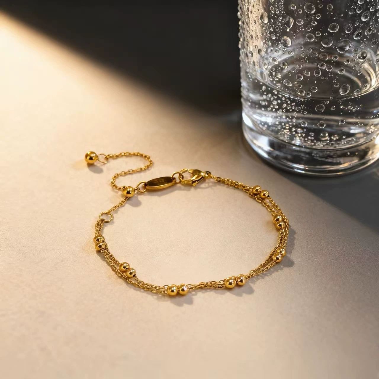 Pulsera dorada minimalista